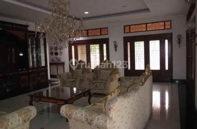 rumah plus kolam renang luas raffles hills cibubur