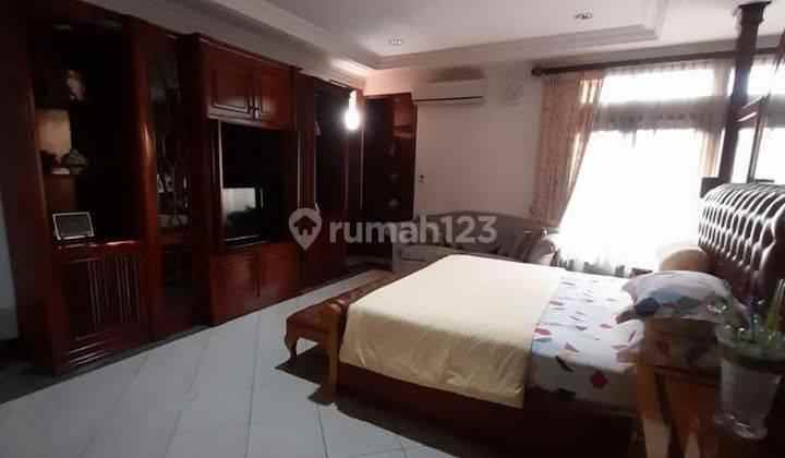 rumah plus kolam renang luas raffles hills cibubur