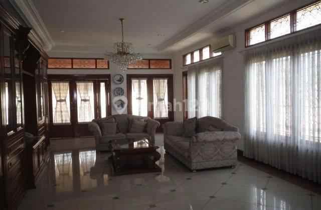 rumah plus kolam renang luas raffles hills cibubur