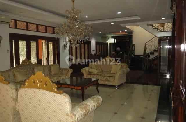 rumah plus kolam renang luas raffles hills cibubur