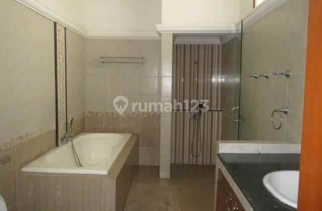 rumah plus kolam renang luas raffles hills cibubur