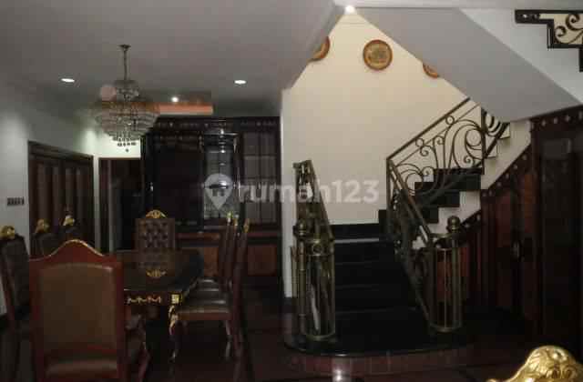 rumah plus kolam renang luas raffles hills cibubur