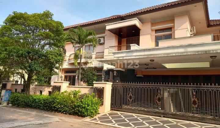 rumah plus kolam renang luas raffles hills cibubur