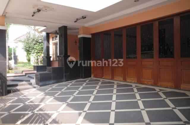 rumah plus kolam renang luas raffles hills cibubur