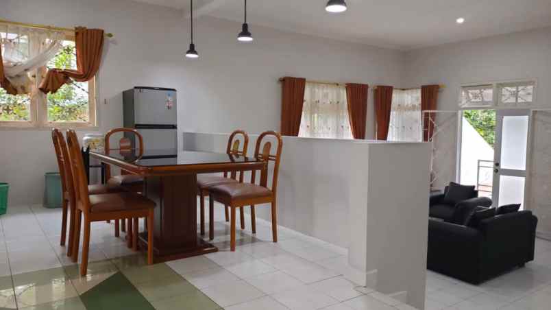 rumah villa full furnished di puncak cipanas