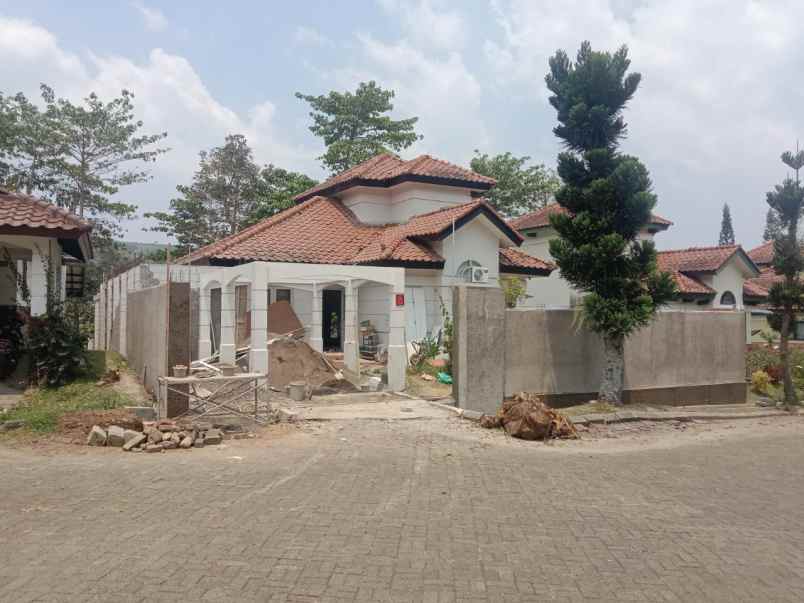 rumah villa full furnished di puncak cipanas