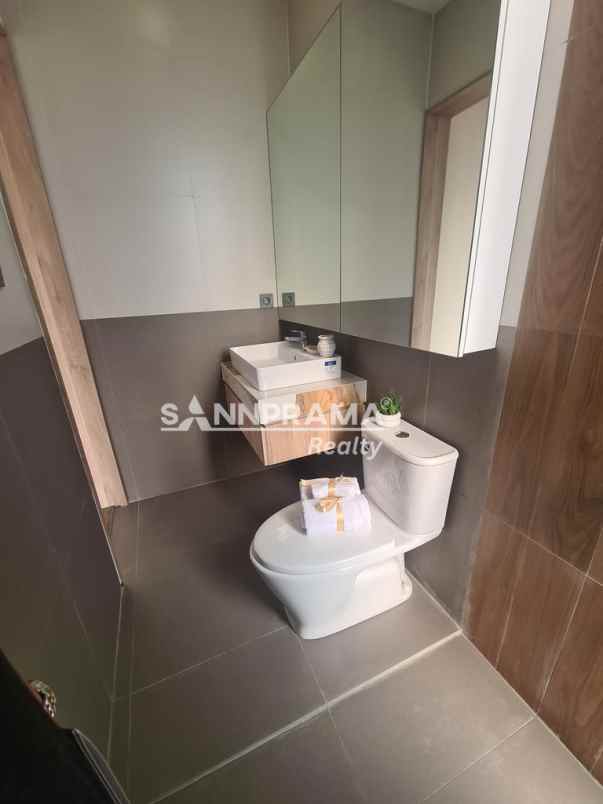 townhouse 3 lantai strategis di pondok labu jak sel