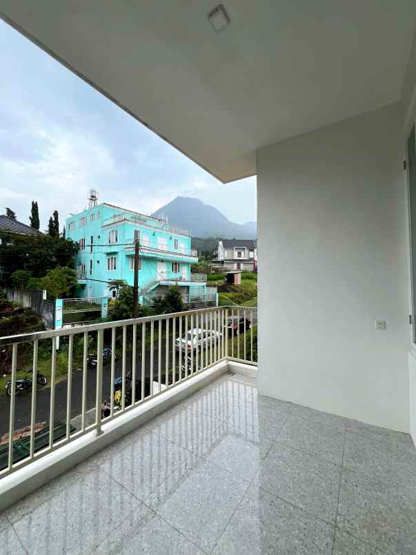 villa baru 3 lantai dekat wisata kota batu