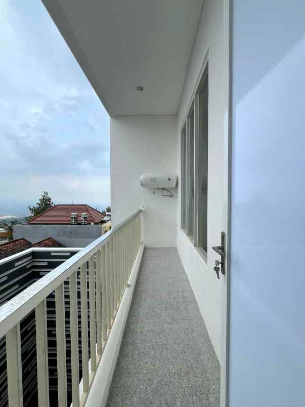 villa baru 3 lantai dekat wisata kota batu