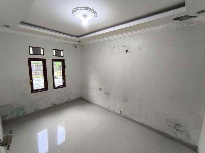 dijual cepat rumah 2 lantai perum damai langgeng