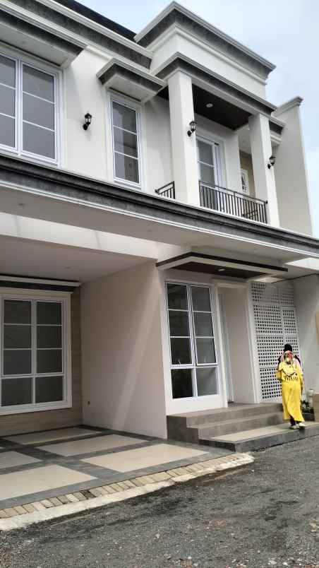 dijual rumah bambu apus