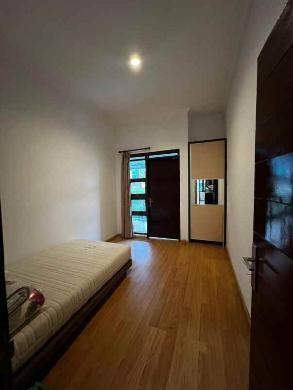 dijual rumah cipaku