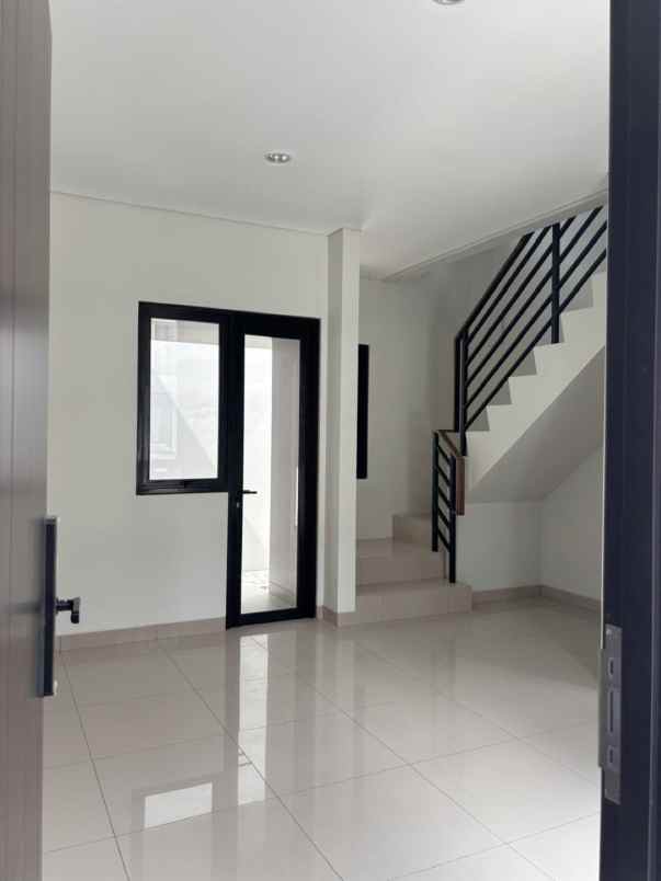 dijual rumah cluster viola summarecon