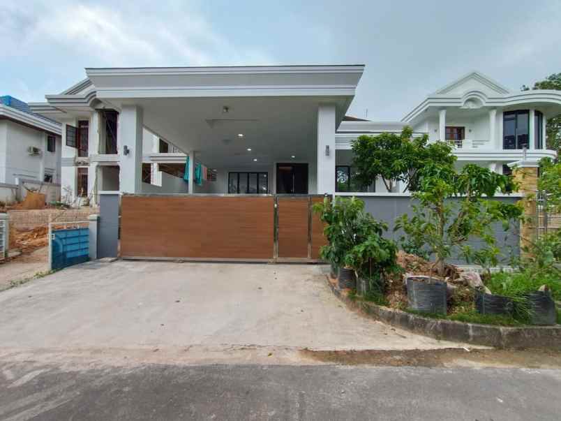 dijual rumah crown hill