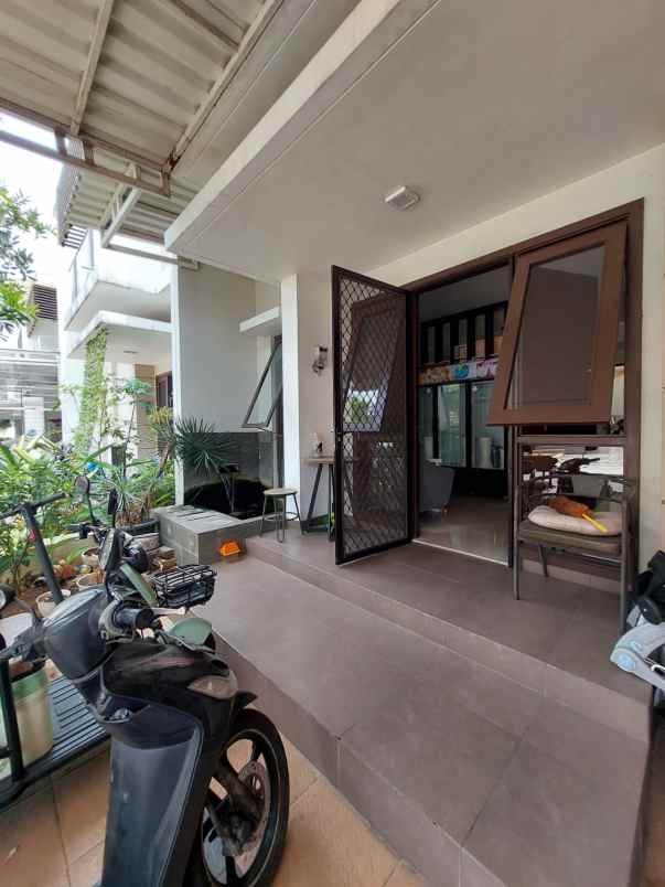 dijual rumah dekat mall di burgundy summarecon bekasi