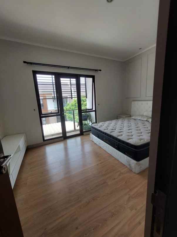dijual rumah dekat mall di burgundy summarecon bekasi
