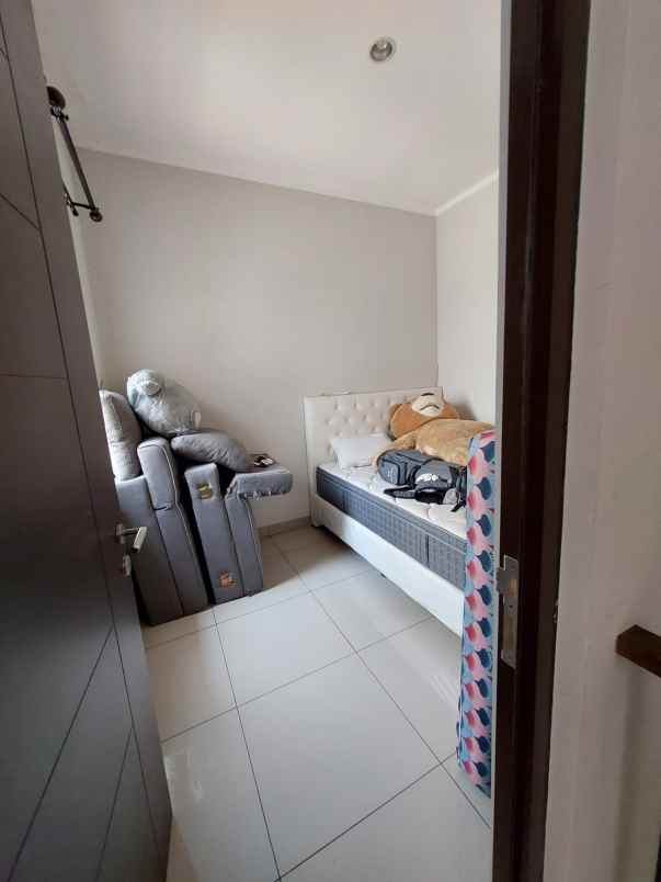 dijual rumah dekat mall di burgundy summarecon bekasi