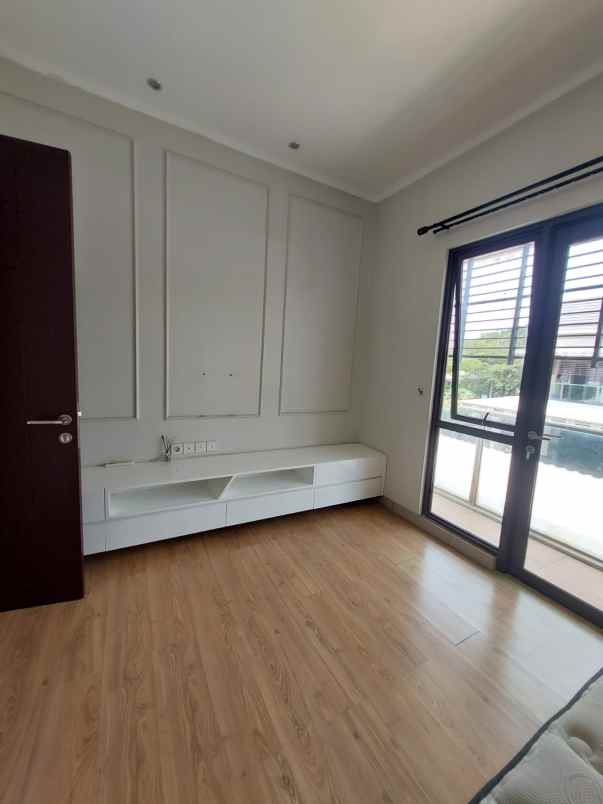 dijual rumah dekat mall di burgundy summarecon bekasi