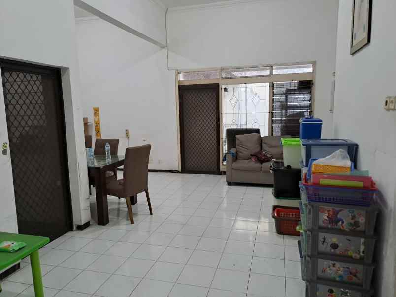 dijual rumah di babatan pantai