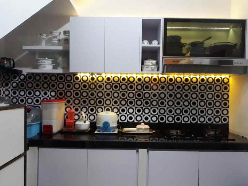 dijual rumah di jalan pakel sumber solo