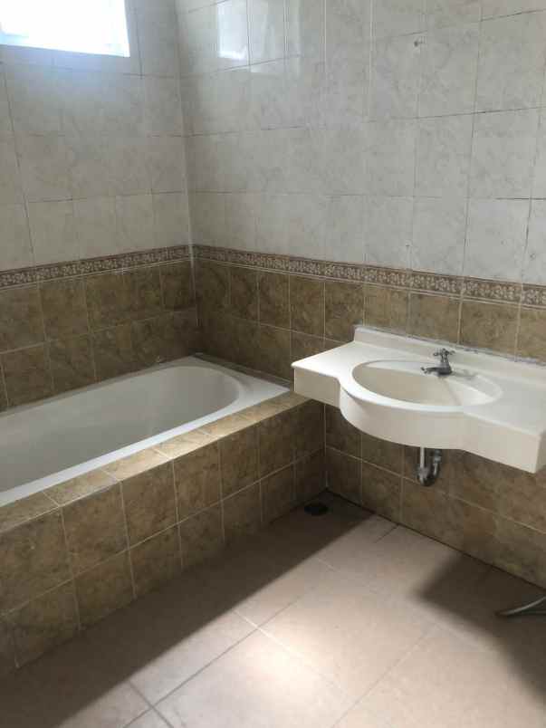 dijual rumah di legenda wisata cibubur