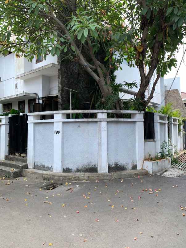 dijual rumah di tebrt timur dalam jakarta selatan