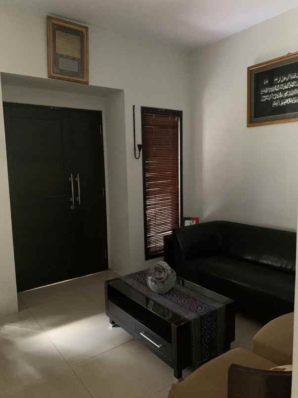 dijual rumah di tebrt timur dalam jakarta selatan