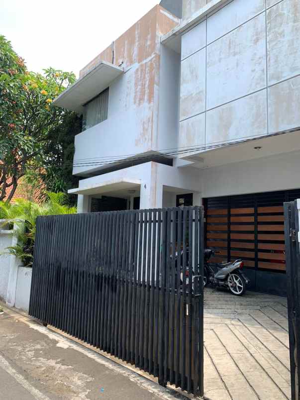 dijual rumah di tebrt timur dalam jakarta selatan