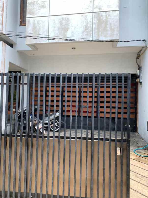 dijual rumah di tebrt timur dalam jakarta selatan