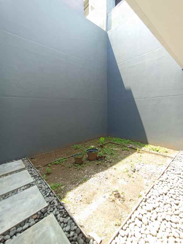 dijual rumah graha natura