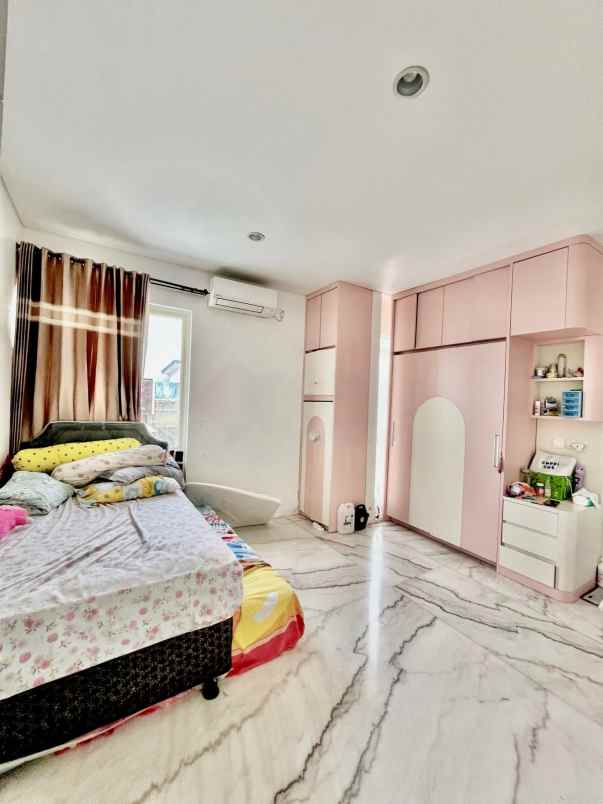 dijual rumah greenlake citraland