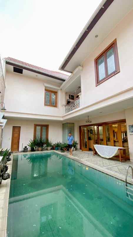 dijual rumah hook mewah bintaro kolam renang