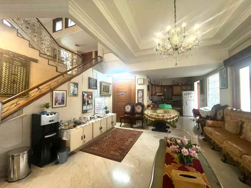 dijual rumah hook mewah bintaro kolam renang