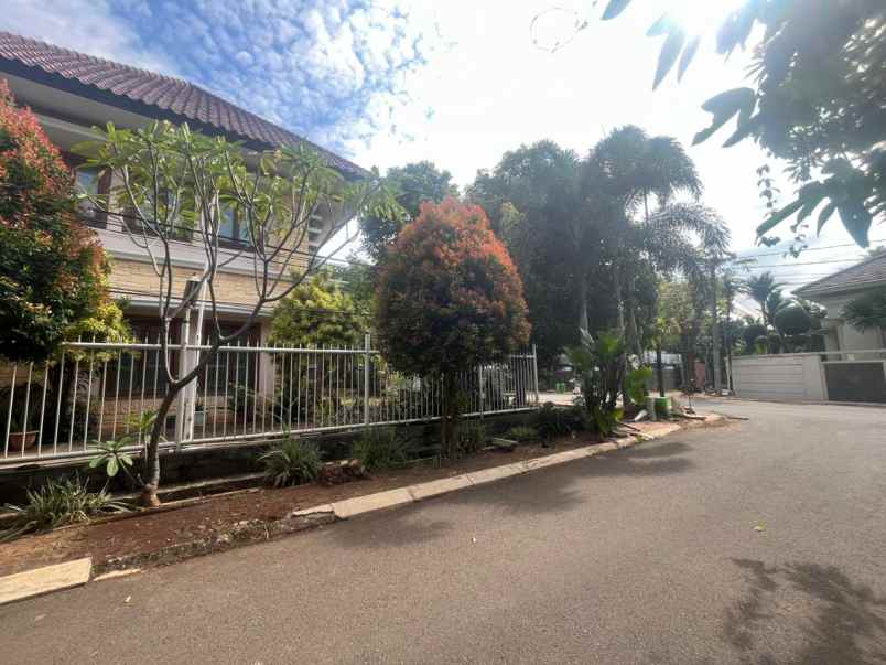 dijual rumah hook mewah bintaro kolam renang