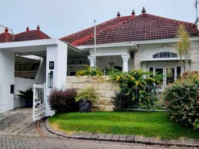 dijual rumah istana dieng