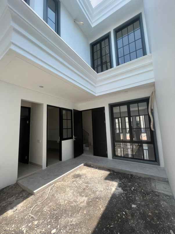 dijual rumah jalan dian istana