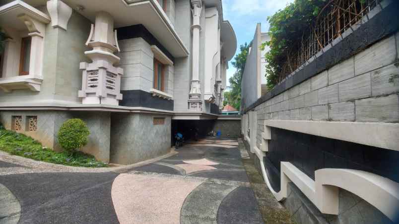 dijual rumah jalan graha famili