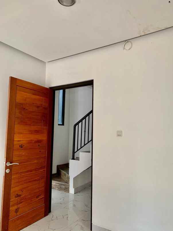 dijual rumah jalan margonda kemirimuka