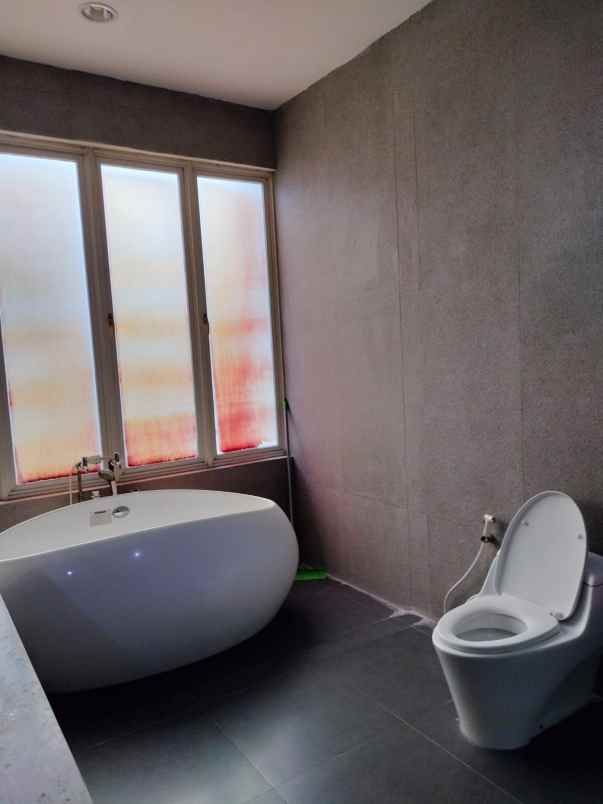 dijual rumah jalan pakuwon indah