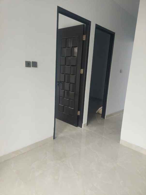 dijual rumah jalan putri tunggal