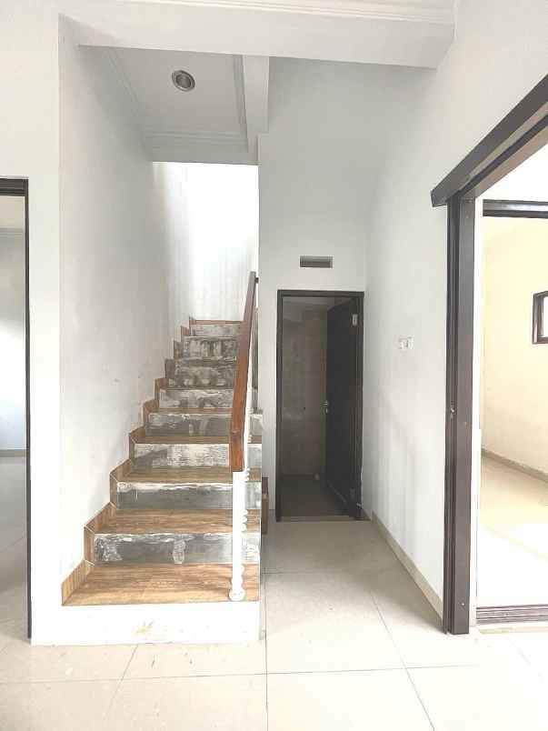 dijual rumah jalan raya sarua ciputat