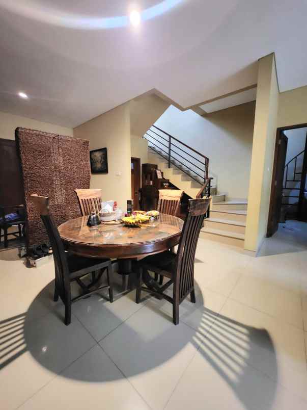 dijual rumah jalan raya veteran bintaro