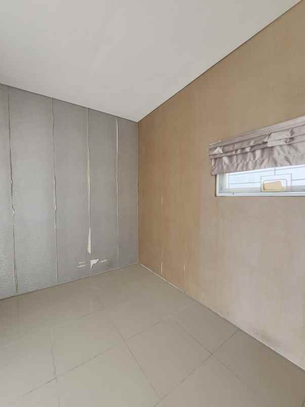 dijual rumah jalan royal residence