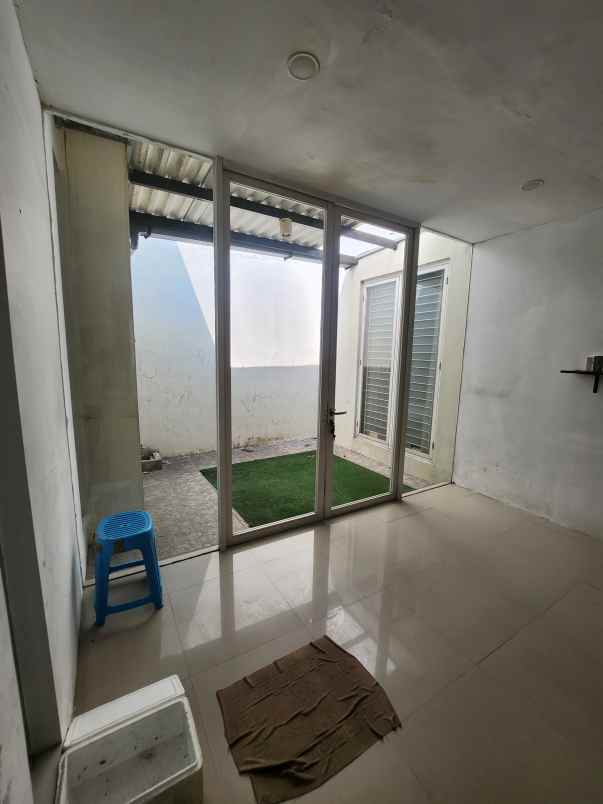 dijual rumah jalan royal residence