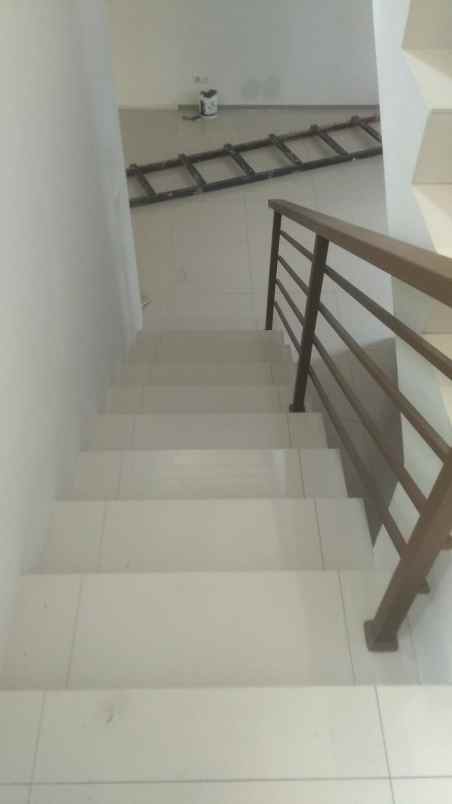 dijual rumah jalan setraduta