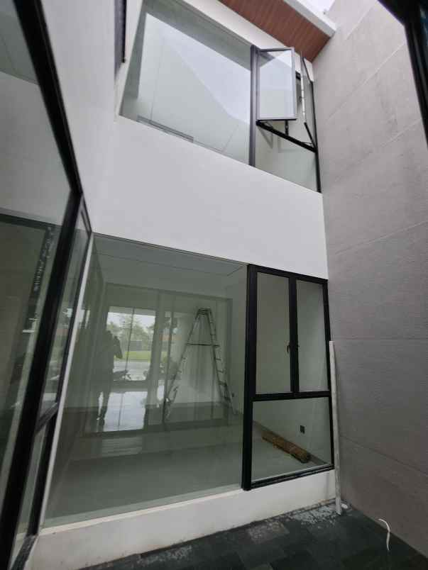 dijual rumah jalan woodland