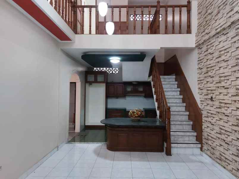 dijual rumah jl aria graha