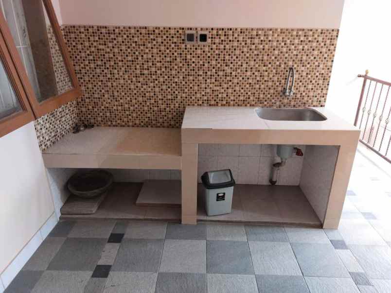 dijual rumah jl aria graha