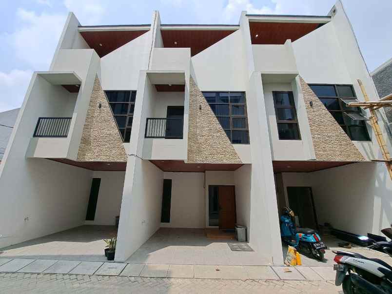 dijual rumah jl kayu manis