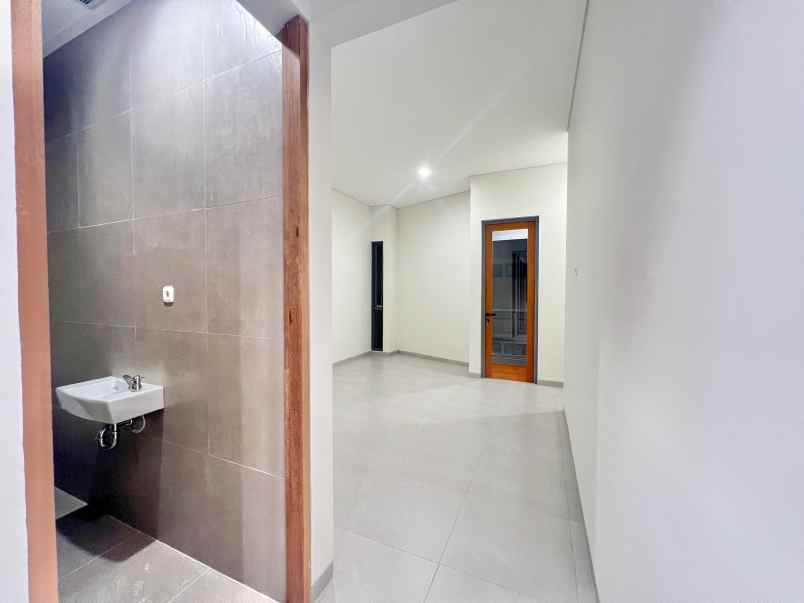 dijual rumah jl kodau raya pondok